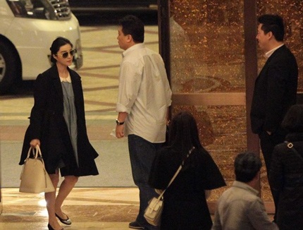 Nữ diễn viên nổi tiếng của màn ảnh Hoa ngữ đeo kính để tránh sự tò mò của mọi người xung quanh.