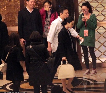 Nữ diễn viên nổi tiếng của màn ảnh Hoa ngữ đeo kính để tránh sự tò mò của mọi người xung quanh.