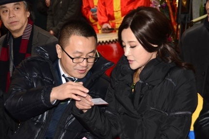 Bà vui vẻ trao đổi với những khách mời có mặt tại sự kiện.