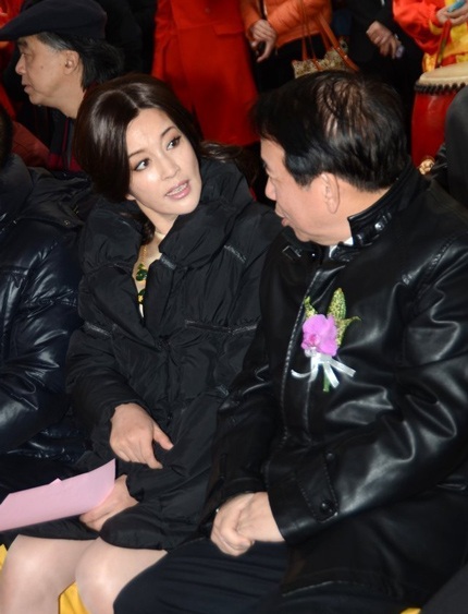 Bà vui vẻ trao đổi với những khách mời có mặt tại sự kiện.