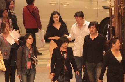 Phạm Băng Băng trông thật trẻ trung, đáng yêu và sành điệu với phong cách thời trang như thế này.