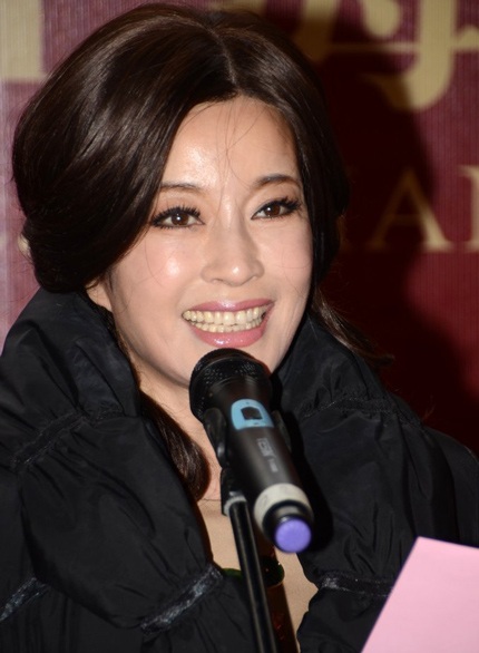 Tuy nhiên, do trời quá lạnh nên Lưu Hiểu Khánh không thể rời xa chiếc áo khoác to sụ.