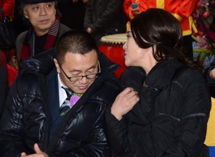 Bà vui vẻ trao đổi với những khách mời có mặt tại sự kiện.