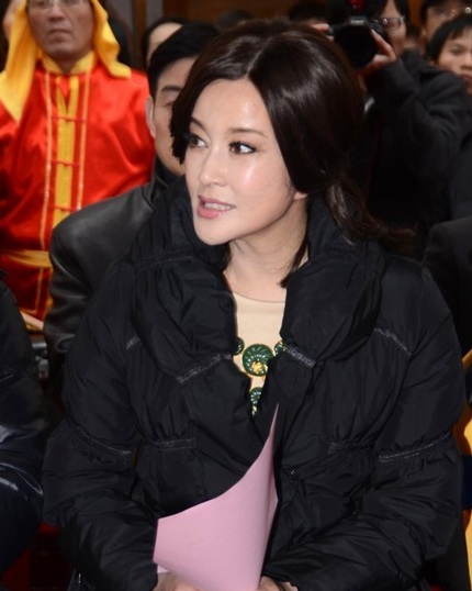 Bà vui vẻ trao đổi với những khách mời có mặt tại sự kiện.