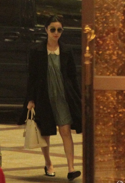 Phạm Băng Băng trông thật trẻ trung, đáng yêu và sành điệu với phong cách thời trang như thế này.