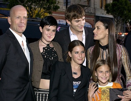 Demi Moore - Ashton Kutcher từng có thời điểm hạnh phúc bên các con riêng của cô và chồng cũ.