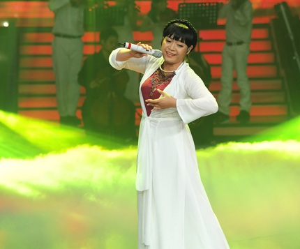 Nhiều bất ngờ trong đêm bán kết Giọng hát Việt 2012 - 3 Xuân Nghi là đại diện của đội HLV Đàm Vĩnh Hưng trong đêm chung kết.