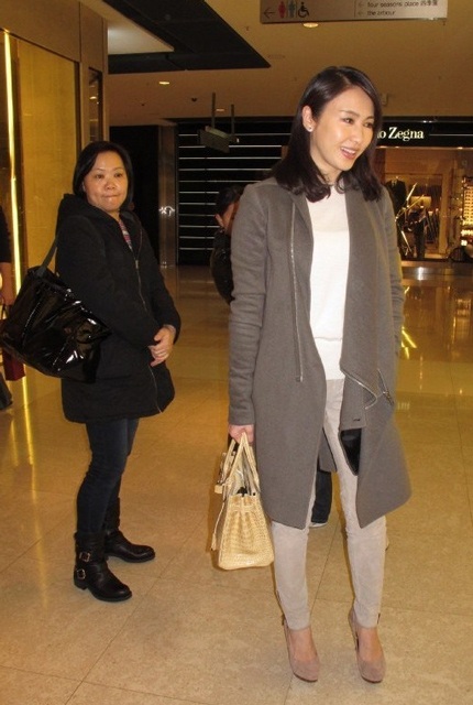 Lê Tư đưa con gái cưng đi chơi Giáng sinh