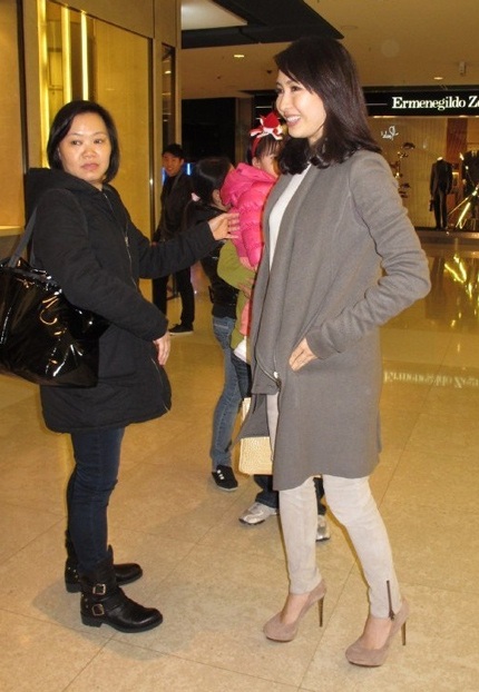 Bà mẹ xinh đẹp tươi tắn và vui vẻ khi bắt gặp giới săn tin.