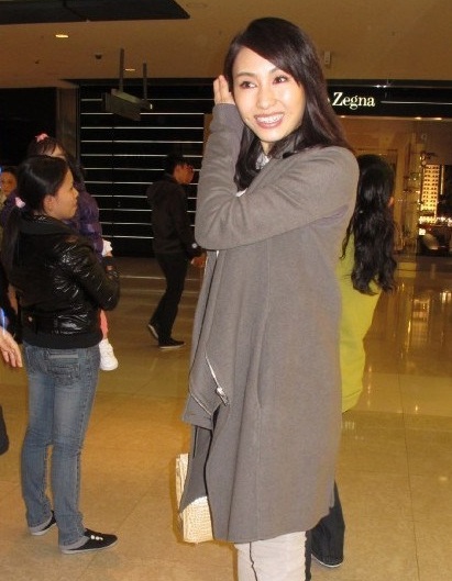 Bà mẹ xinh đẹp tươi tắn và vui vẻ khi bắt gặp giới săn tin.