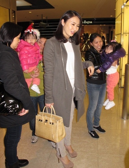 Bà mẹ xinh đẹp tươi tắn và vui vẻ khi bắt gặp giới săn tin.