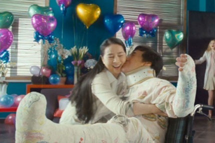 Thành Long nịnh vợ “hết lời” tại phim trường - 1 Thành Long và vợ - Lâm Phụng Kiều trong bộ phim
