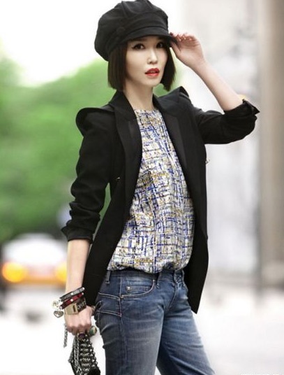 Người đẹp phá cách với những bộ trang phục bụi bặm trẻ trung.