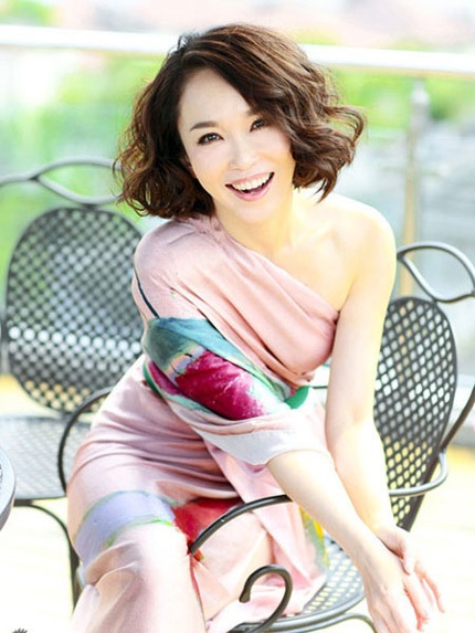 Người đẹp phá cách với những bộ trang phục bụi bặm trẻ trung.