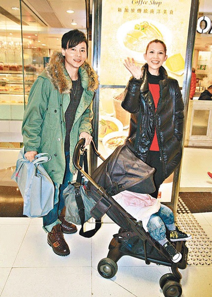 Thái Thiếu Phân cùng chồng và con gái đi chơi nhân dịp Giáng sinh.