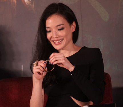 Thư Kỳ tâm sự, lần này được cộng tác với đạo diễn Châu Tinh Trì, cô rất vui vẻ và hào hứng.