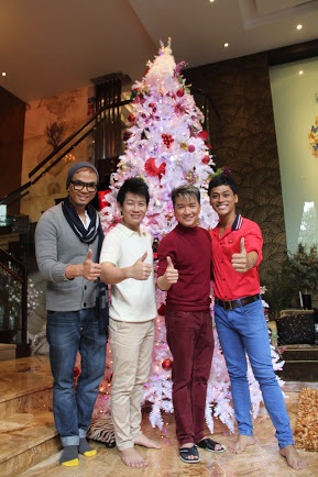 Tất cả cùng tạo dáng trong không khí lễ hội ngày một tới gần.