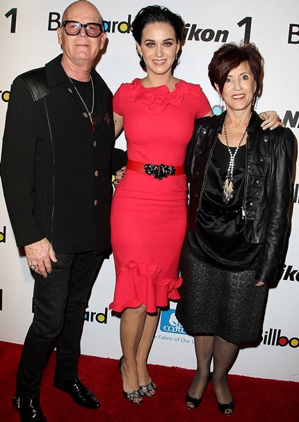 Katy Perry tới dự lễ trao giải cùng cha mẹ ruột