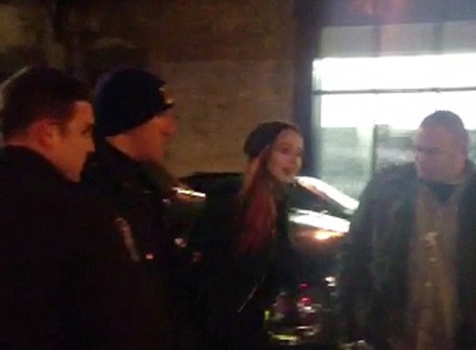 Nữ diễn viên tóc vàng gào khóc kêu 
oan khi bị cảnh sát đưa đi khỏi quán bar, tối 29/11.