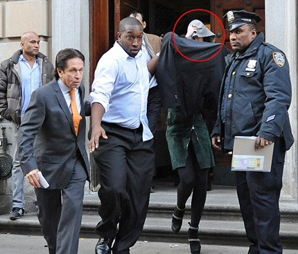 Lindsay Lohan xấu hổ khi đối mặt với báo giới và người hâm mộ.