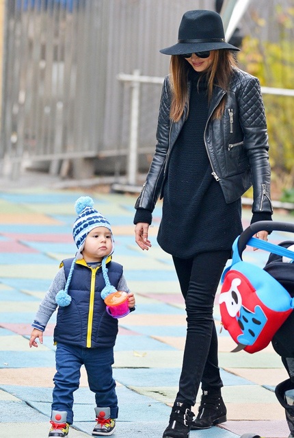 “Kẹo ngọt” Miranda Kerr tiết lộ bí quyết giữ chồng - 4 Miranda dẫn con trai cưng đi chơi ở New York