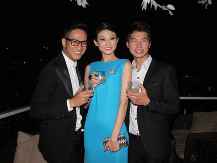 Kha Mỹ Vân tạo dáng bên hai mẫu nam.