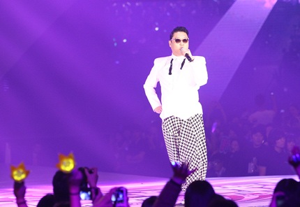 Psy lại thắng lớn tại lễ trao giải MAMA 2012 - 1 Psy trình diễn ca khúc