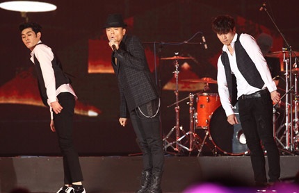 JYP trình diễn rất sôi động