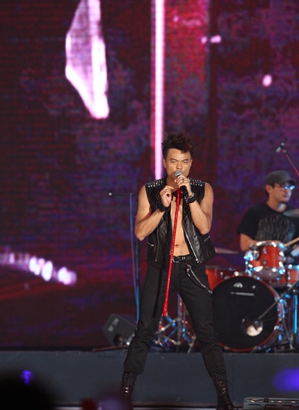 JYP - ông bầu của nhóm Wonder Girls thổi lửa trên sân khấu