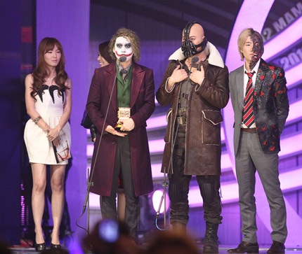 Các thành viên của Epik High tới dự giải với phong cách đặc biệt