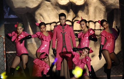 TOP của Big Bang gây sốc với trang phục màu hồng nữ tính