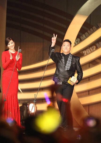 Phần trình diễn gợi cảm của nhóm 2PM