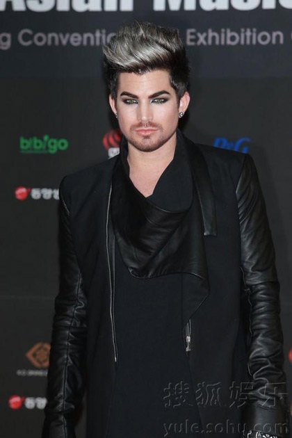 Trước đó, Adam Lambert đã có phần xuất hiện rất cool trên thảm đỏ.