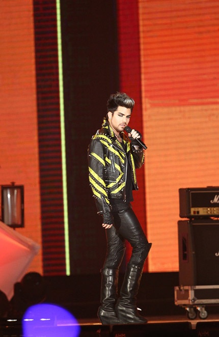 Á quân American Idol Adam Lambert khiến các fan reo hò khi xuất hiện trên sân khấu.