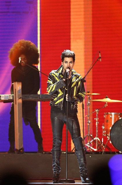 Phong cách thời trang và trình diễn của Adam Lambert bao giờ cũng rất ấn tượng!