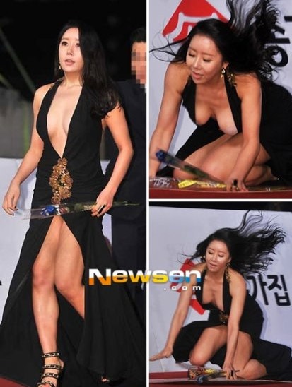 Bộ váy với đường xẻ sâu ở ngực và chân trước khiến Na Ha Kyung trở thành tâm điểm của báo giới.