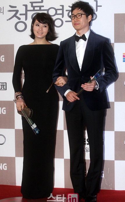 Kim Hye Soo bí ẩn và duyên dáng với gam màu đen.