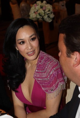 “Biểu tượng gợi cảm” Chung Lệ Đề lộ ngấn mỡ - 14