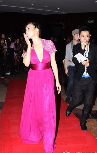 “Biểu tượng gợi cảm” Chung Lệ Đề lộ ngấn mỡ - 2