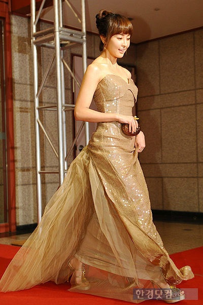 Ngắm sao Hàn khoe dáng yêu kiều trên thảm đỏ  - 36