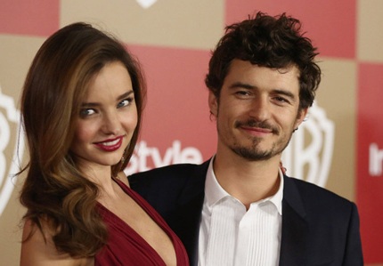 Miranda còn tựa nhẹ đầu vào vai chồng khi đứng trước rừng máy ảnh.