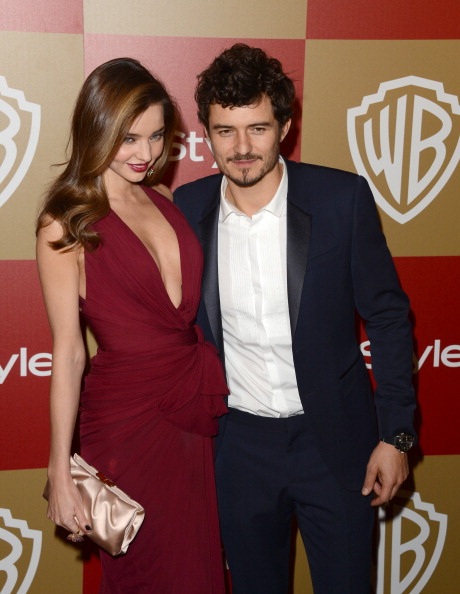 Miranda còn tựa nhẹ đầu vào vai chồng khi đứng trước rừng máy ảnh.