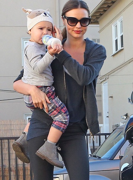 Vẻ gợi cảm của siêu mẫu 29 tuổi thu hút mọi ánh nhìn.