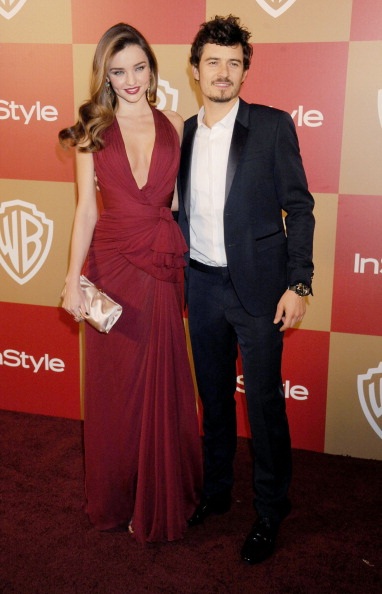 Miranda còn tựa nhẹ đầu vào vai chồng khi đứng trước rừng máy ảnh.