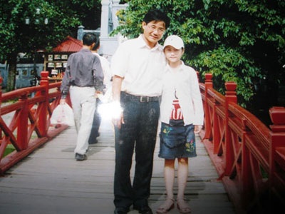 Tiết lộ thú vị về quán quân Giọng hát Việt Hương Tràm - 4 Hương Tràm khi còn nhỏ theo bố ra thăm thủ đô Hà Nội.