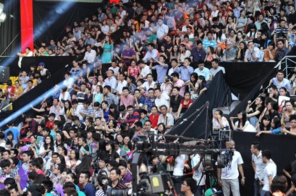 Hương Tràm trở thành quán quân Giọng hát Việt 2012 - 16 Ngay từ 21 giờ hơn, nhà thi đấu Phan Đình Phùng (TPHCM) đã không còn chỗ trống.