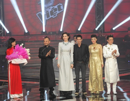 Hương Tràm trở thành quán quân Giọng hát Việt 2012 - 1 Bốn vị huấn luyện viên của chương trình và giám đốc âm nhạc Hoài Sa nhận hoa của ban tổ chức.