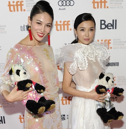 Diêu Tinh Đồng phải dùng con gấu bông để che chắn bớt vòng một hớ hênh.