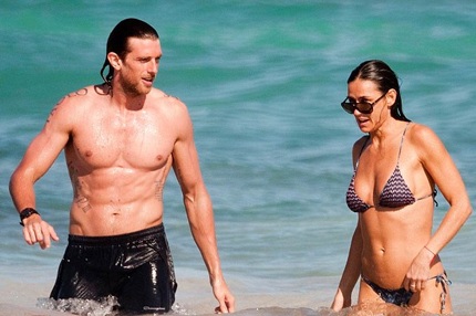 Demi Moore khoe dáng gợi cảm bên trai trẻ - 2 Ngôi sao của bộ phim