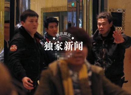 Vương Lực Hoành tiếp tục “dính” tin đồn giới tính - 6 Chiếc đèn pin được người này sử dụng mọi lúc mọi nơi.